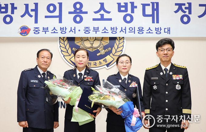 지난달 22일 김규범 의용소방대장 등이 기념촬영을 하고 있다.