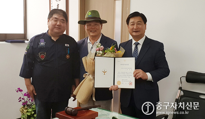 지난달 28일 열린 이사회에서 유중집 고문이 새마을중앙회로부터 새마을 기념장을 받고 있다.