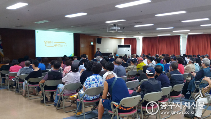 주민관계망 형성사업 워크숍 중 웃음치료를 받고 있다.<br>
