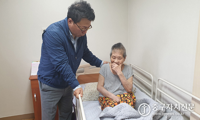 서양호 구청장이 신당데이케어센터에 입주해 있는 유 모 어르신을 위로하고 있다.