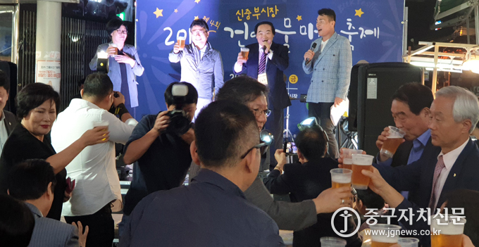 지난 20일 개최된 2019 건어물축제에서 김정안 회장과 서양호 구청장, 박영숙 청장 등이 건배를 하고 있다.