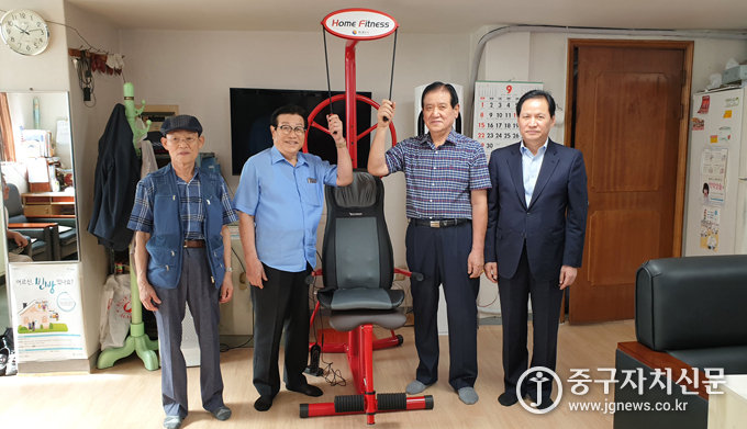 지난 16일 황중경로당에서 최강선 수석부회장이 박한성 중구노인회장, 박귀홍 황중경로당 회장 등과 기념촬영을 하고 있다.