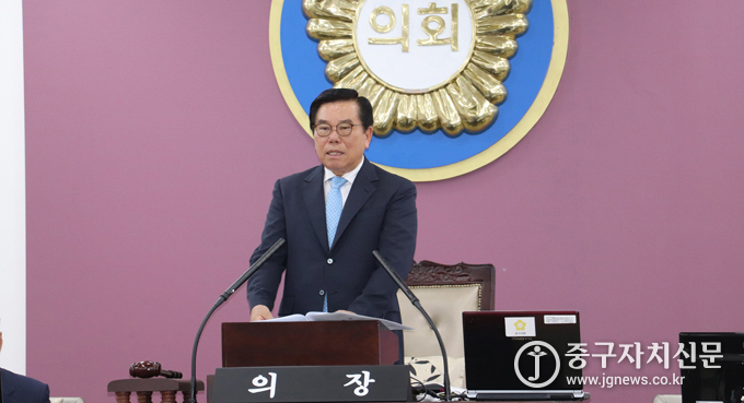 지난 6일 열린 제252회 임시회 제3차 본회의에서 조영훈 의장이 고소·고발 취하에 대해 설명하고 있다.