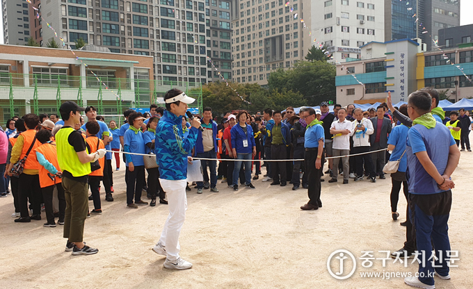 지난 5일 민주당 중구 ‘당원가족 한마음 체육대회’에서 도전 OX퀴즈를 하고 있다.
