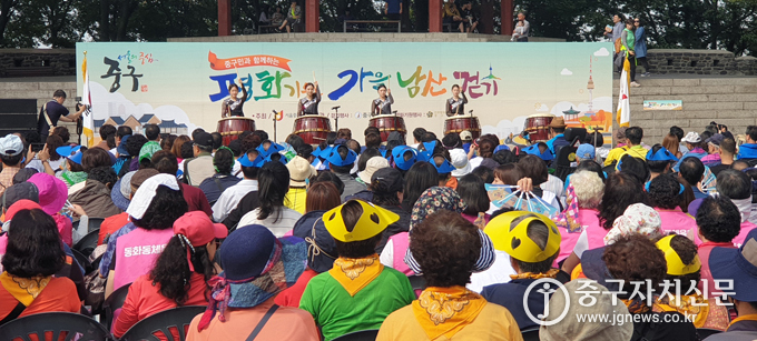 지난달 28일 남산 팔각정에서 열린 ‘중구민과 함께하는 평화기원 가을 남산걷기’ 대회에서 퓨전국악 공연을 하고 있다.