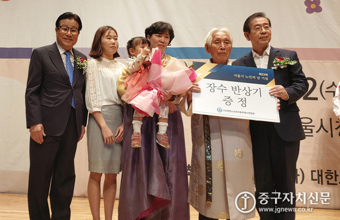 지난 2일 제23회 노인의 날 기념식에서 박한성 회장이 수상자들과 함께 포즈를 취하고 있다.