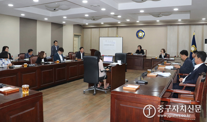 제2차 조례정비특별위원회에서 위원들이 조례를 논의하고 있다.