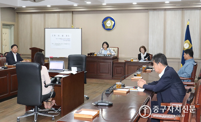제4차 행정사무조사특별위원회에서 위원들이 조사내용을 확인하고 있다.