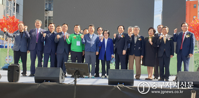지난 12일 열린 ‘방산시장 포포남녀 박람회’에서 조기섭 회장이 서양호 구청장등 내빈들과 파이팅을 하고 있다.