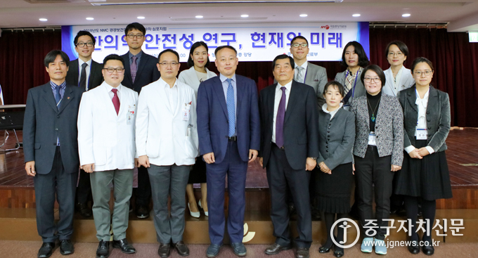 국립중앙의료원은 지난 16일 ‘한의약 안전성 연구-현재와 미래’라는 주제로 심포지엄을 개최한 후 기념촬영을 하고 있다.