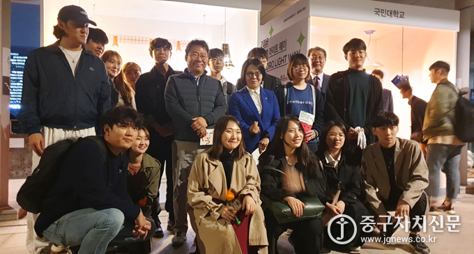 지난 16일 ‘을지로, 라이트웨이 2019’개막식에서 서양호 구청장이 전순옥 위원장 등과 전시부스 작품 설명을 듣고 기념촬영을 하고 있다.