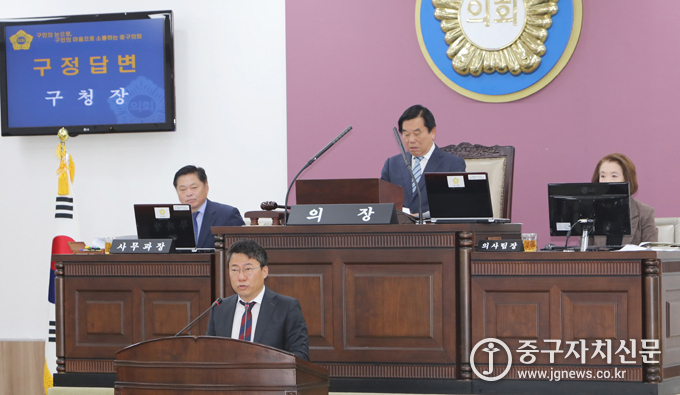 제253회 중구의회 임시회 제2차 본회의에서 서양호 구청장이 의원들의 구정질문에 대해 답변을 하고 있다.