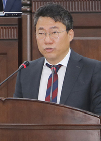 지난 15일 열린 중구의회 제2차 본회의에서 서양호 구청장이 구정질문에 대한 답변을 하고 있다