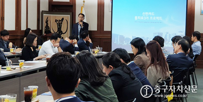 CSR포럼 신한카드의 성과사례 발표 장면.