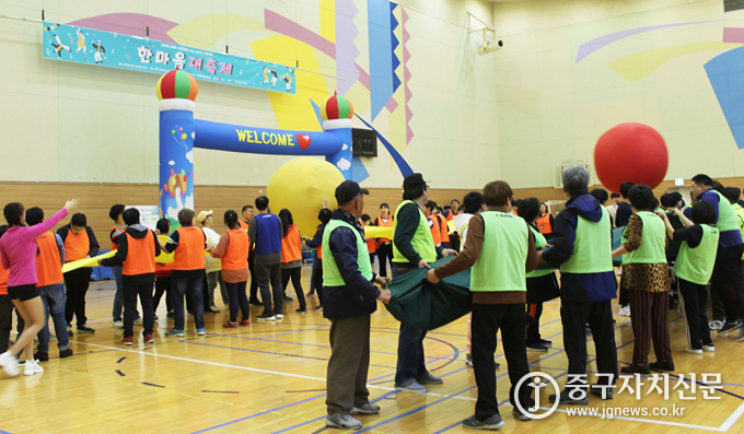 지난달 29일 충무스포츠센터에서 열린 2019 중구장애인체육대회 ‘한마음대축제’를 열고 있다.