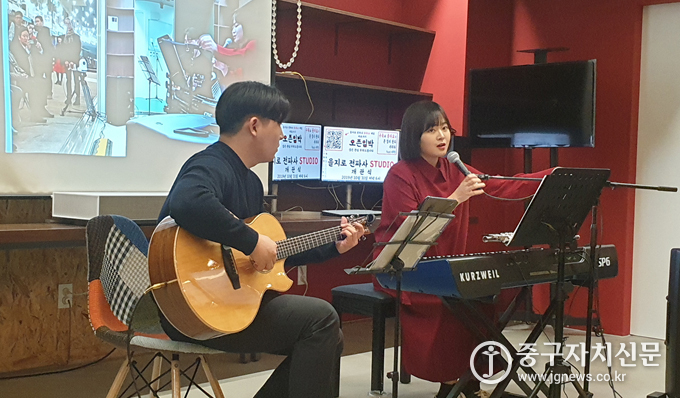 지난달 31일 ‘을지로 전파사 영상스튜디오’ 개관식에서 축하공연을 하고 있다.