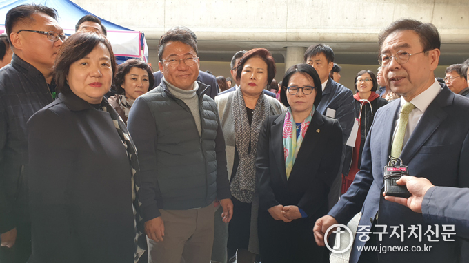 지난달 29일 박원순 서울시장과 서양호 구청장, 전순옥 위원장 등이 제일평화시장 DDP 판매현장을 둘러보고 있다.