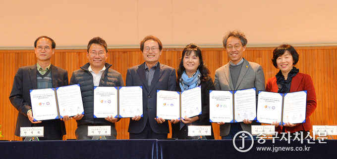 중구형 초등돌봄교실 운영 업무협약식 갖고 있다(사진은 좌로부터 전병화 교육장, 서양호 구청장, 조희연 교육감, 나수연 광희교장, 이문수 남산교장, 윤옥선 청구교장)
