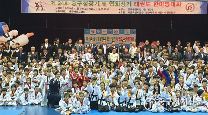 지난 9일 열린 제24회 중구청장기 및 협회장기 태권도 대회에서 최돈오 회장과 서양호 구청장등 내빈들이 선수들과 기념촬영을 하고 있다.