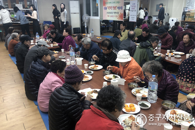 지난 8일 문을 연 마을식당에서 주민들이 점심 식사를 하고 있다.
