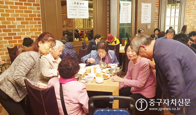 지난 1일 신당동 지역사회보장협의체에서 어르신들에게 식사를 대접하고 있다.