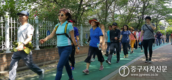 지난 14일 약수동 걷기 동아리 회원들이 걷기 코스를 완주하고 있다.