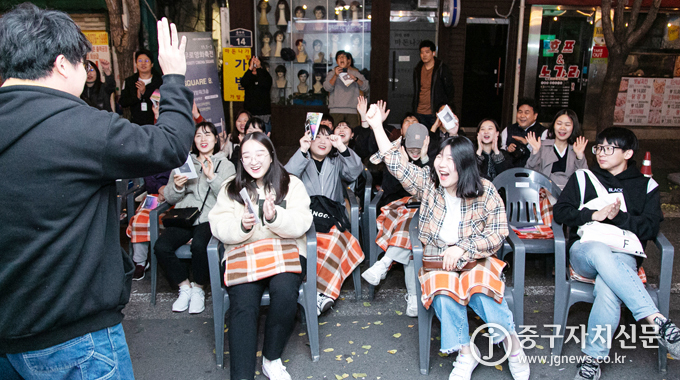 충무로일대 거리영화상영회에서 관람객들이 영화감독과 대화하고 있다.