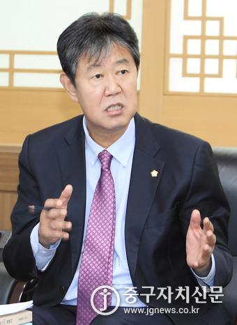 고문식 예결특위 위원장이 본지와 인터뷰를 하고 있다.