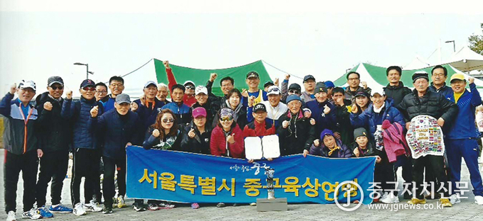 채성만 회장을 비롯한 참가 회원들이 종합우승을 차지하고 기념 촬영을 하고 있다.