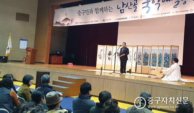 지난 4일 열린 ‘제1회 남산골 국악예술공연’에서 양동용 이사장이 홍보가중 돈타령을 부르고 있다.