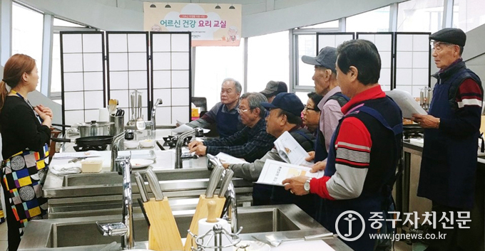 지난달 26일 정화예대 평생교육원에서 ‘어르신 건강 요리교실’을 갖고 있다.