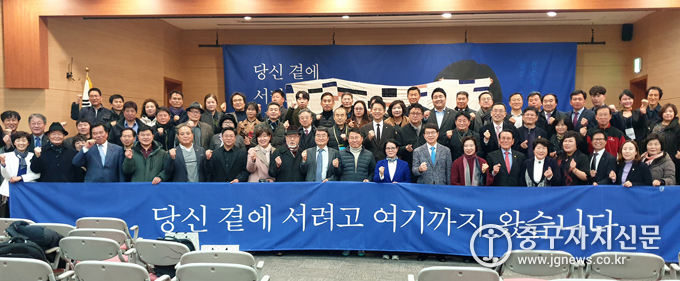 지난 3일 열린 출판기념회에서 전순옥 위원장과 참석자들이 기념촬영을 하고 있다.