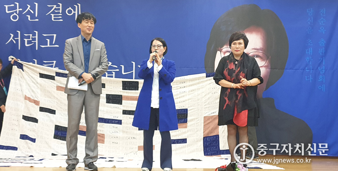 지난 3일 열린 출판기념회에서 전순옥 위원장이 인사말을 하고 있다.