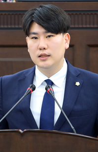 구정질문을 하고 있는 이승용 의원.