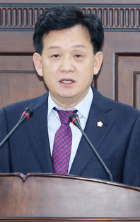 구정질문을 하고 있는 윤판오 의원.