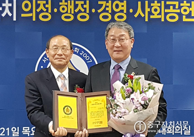 박순규 시의원이 서울기자연합회로부터 의정대상을 수상하고 있다.