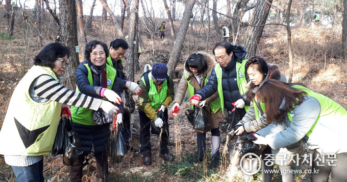 지난 18일 월동기 남산 조·수류 먹이주기 행사를 갖고 있다.