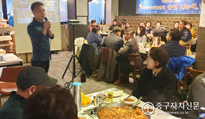 지난 20일 ‘2019년도 송년회’에서 김재동 회장인 인사말을 하고 있다.