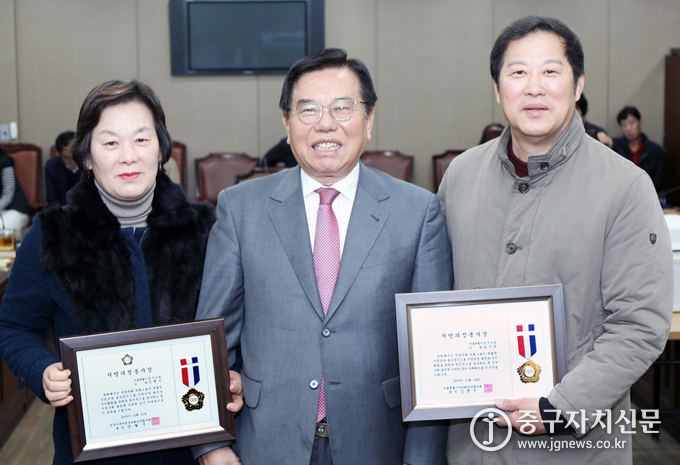 중구의회 김행선(좌) 길기영(우) 의원이 지방의정봉사상을 수상한 뒤 조영훈(중) 의장과 기념촬영을 하고 있다.