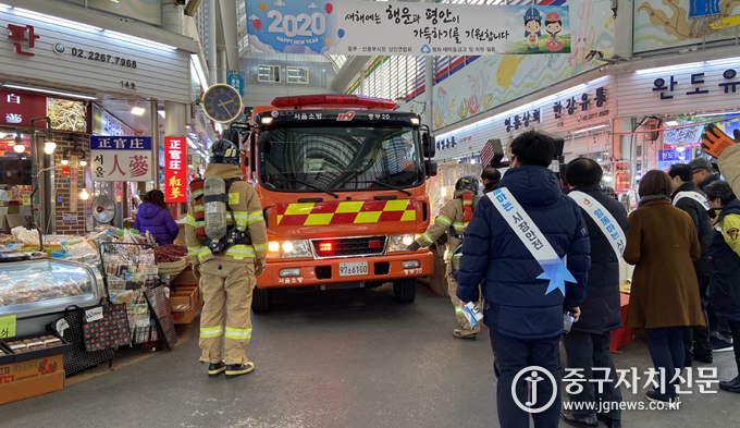 지난 17일 중부 · 신중부시장에서 소방훈련을 실시하고 있다.