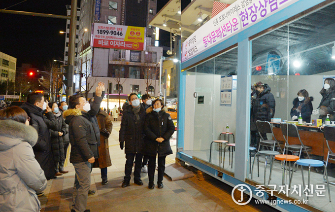 서양호 구청장이 동대문패션타운 야간 현장상담소를 점검하고 있다.