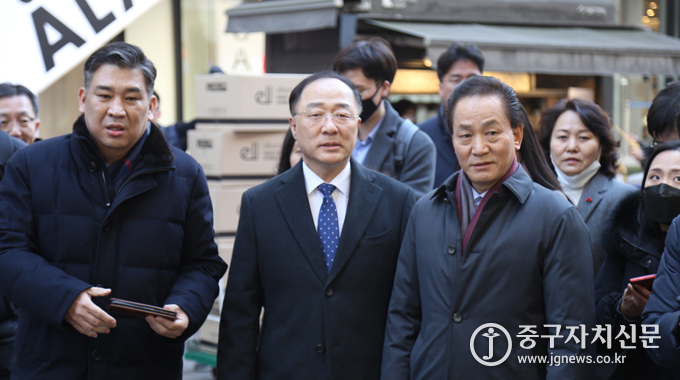 지난 3일 홍남기 경제 부총리 등이 신종 코로나바이러스 관련 명동을 방문해 상가 실태를 점검하고 있다.