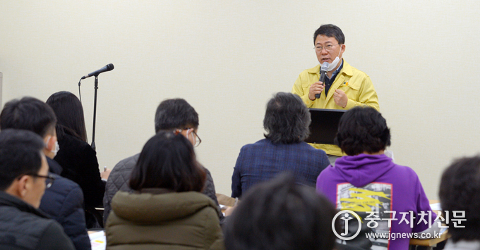 서양호 구청장이 동대문권역 판매시설 관계자들에게 긴급 융자지원 계획과 응대 메뉴얼 및 협조사항을 안내하고 있다.