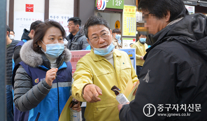 서양호 구청장이 김형순 외식업 중구지회장, 민병렬 북창동관광특구협의회장등과 함께 명동 등을 돌며 예방수칙을 안내하고 있다.