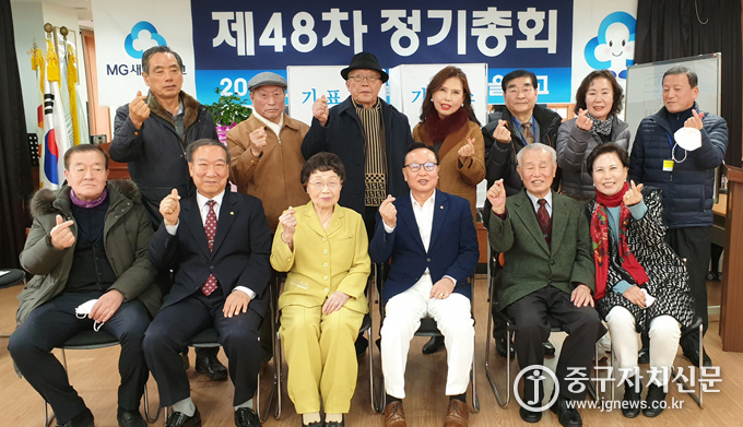 지난 19일 열린 제48차 정기 총회에서 당선된 김시원 이사장이 임원들과 기념촬영을 하고 있다.