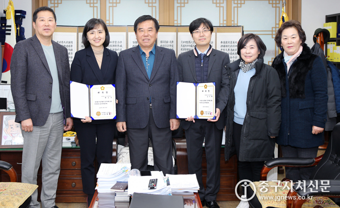 지난 21일 중구의회 의원들과 새로 임명된 의회 입법자문위원들이 기념촬영을 촬영하고 있다.