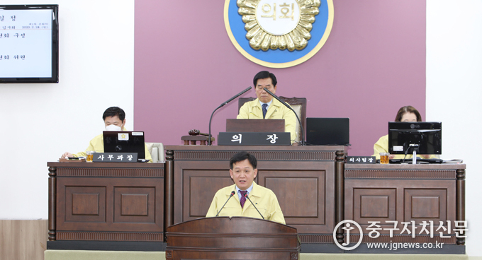 지난 24일 열린 제255회 중구의회 임시회 제1차 본회의에서 윤판오 예결특위 위원장이 인사말을 하고 있다.
