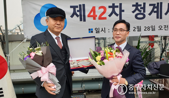 지난달 21일 열린 제42차 정기 총회에서 선출된 양재훈 이사장이 강성구 전 이사장에게 공로패와 꽃다발을 수여하고 있다.