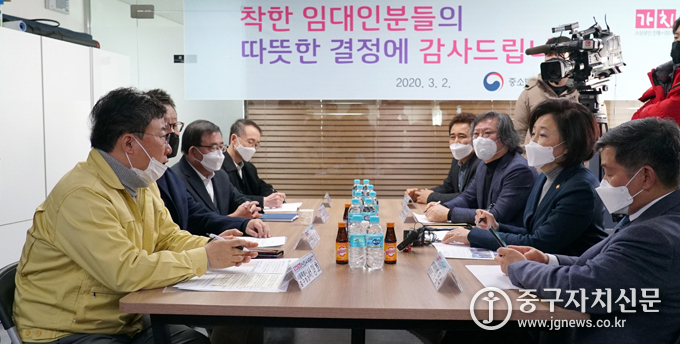 지난 2일 중구 테크노상가 상인회 사무실에서 박영선 장관과 서양호 구청장, 박중현 동대문관광특구협의회장 등이 참석한 가운데 차담회가 열리고 있다.