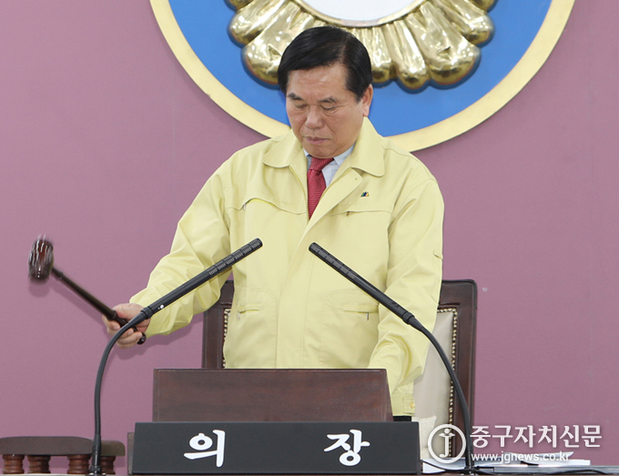 지난 4일 열린 제256회 임시회에서 조영훈 의장이 제1회 추가경정 예산안 등을 처리하고 있다.